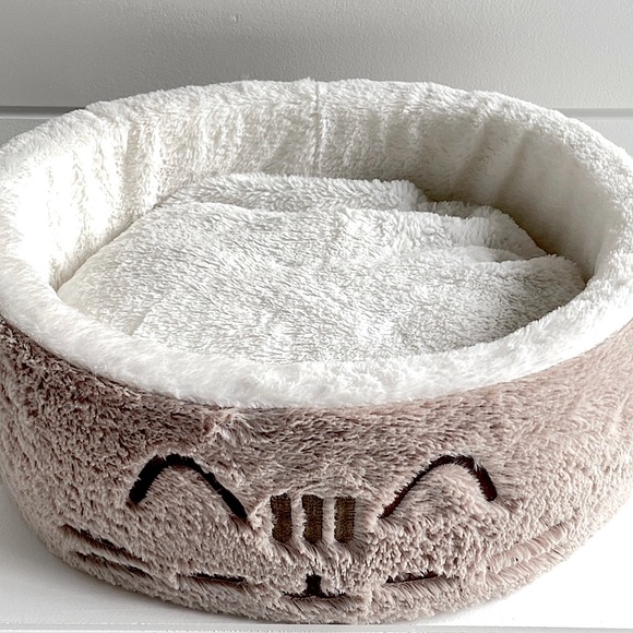 Pusheen Other - Pusheen Sleepy Face Cuddling Cat Bed